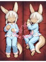 coussin anthropomorphe dessin animé cheveux blancs oreilles lapin queue pantalon manches chaussures bleu clair