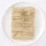 serviettes polyester pliées moderne bleu clair rose vert beige ondulées annuaire métallique usage maison