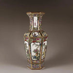 vase hexagonal ornements floraux oiseaux motifs géométriques rouge jaune bleu art traditionnel