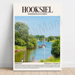 Paysage pittoresque de Hooksiel, village côtier de Basse-Saxe, Allemagne, avec des voiliers amarrés le long d'un canal entouré de verdure.