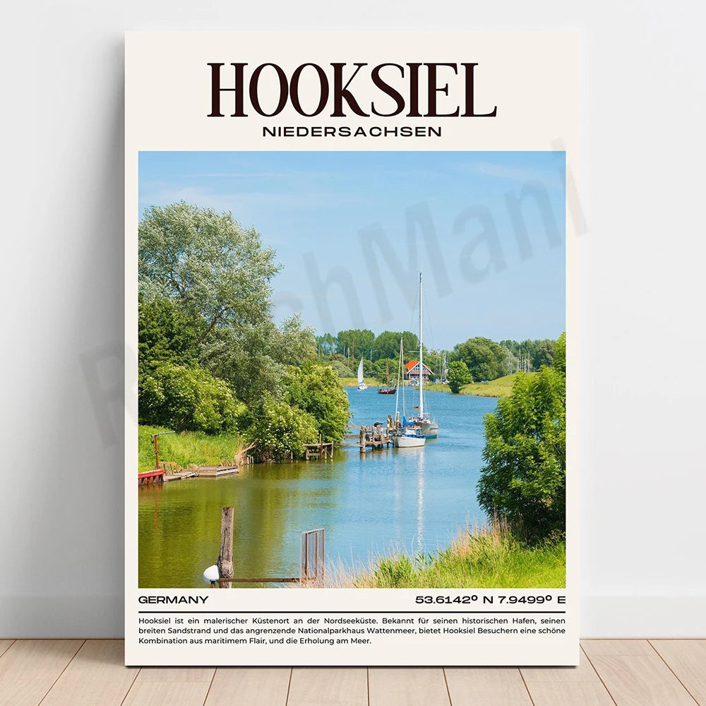 Paysage pittoresque de Hooksiel, village côtier de Basse-Saxe, Allemagne, avec des voiliers amarrés le long d'un canal entouré de verdure.