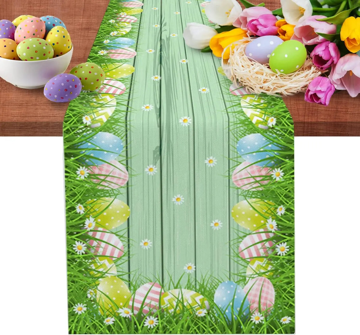 Cette image printanière montre une décoration de Pâques avec des œufs colorés dans des récipients, des tulipes roses et jaunes, et un arrière-plan de pelouse avec des pâquerettes et des frondaisons verdoyantes, évoquant un sentiment de joie et de renouveau saisonnier.