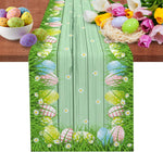 Cette image printanière montre une décoration de Pâques avec des œufs colorés dans des récipients, des tulipes roses et jaunes, et un arrière-plan de pelouse avec des pâquerettes et des frondaisons verdoyantes, évoquant un sentiment de joie et de renouveau saisonnier.