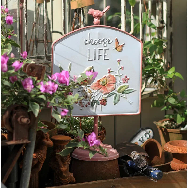 décoration intérieure rustique tableau fleurs oiseau papillon peinture rose vintage blanc maison