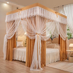 Une somptueuse chambre avec un lit à baldaquin orné de rideaux blancs et dorés, créant une ambiance luxueuse et romantique.