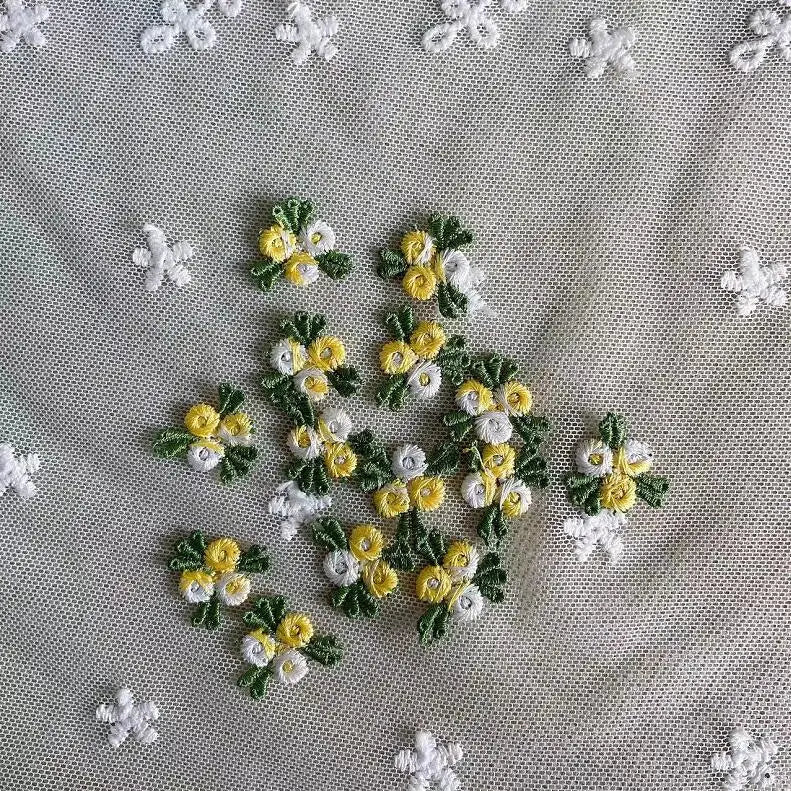 broderies dentelle fleurs simples vert rose blanc traditionnelles couture femmes