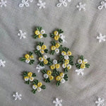 broderies dentelle fleurs simples vert rose blanc traditionnelles couture femmes