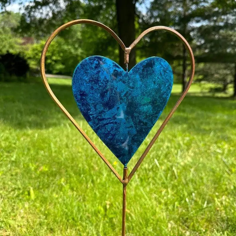décorations extérieures coeurs métal rouge vert bleu texture grunge artisanal fixés tringle jardin amour