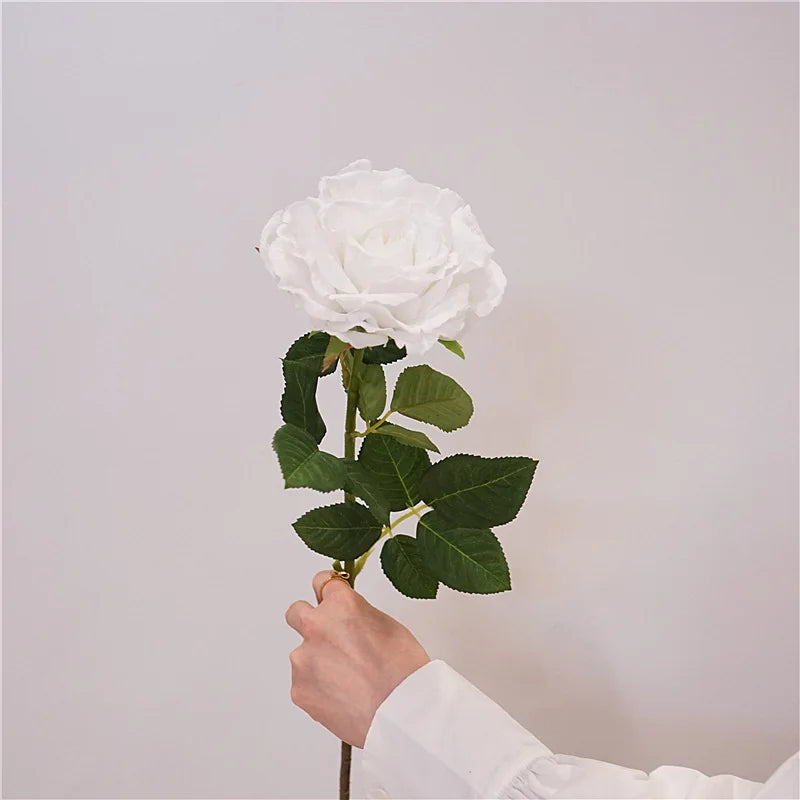 Bouquet roses artificielles violet rose clair blanc feuilles vertes classique anneaux métalliques intérieur decoration