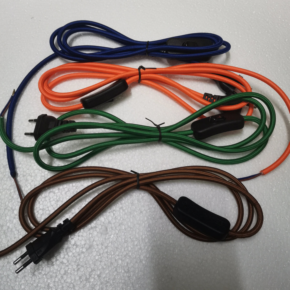 câbles électriques interrupteur prise moderne clips rouge noir orange bleu vert marron doré