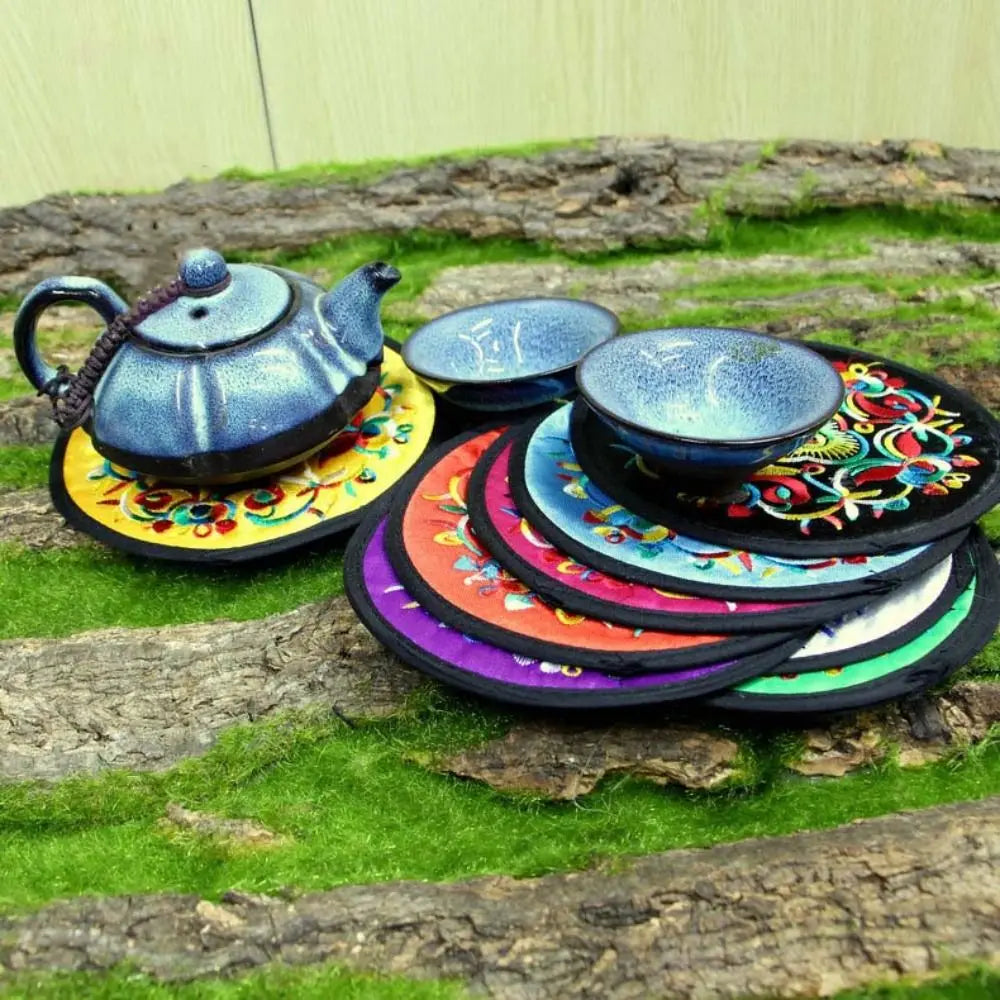 serviettes table traditionnelles broderie florale bleu noir vert rouge jaune rose opaques set table