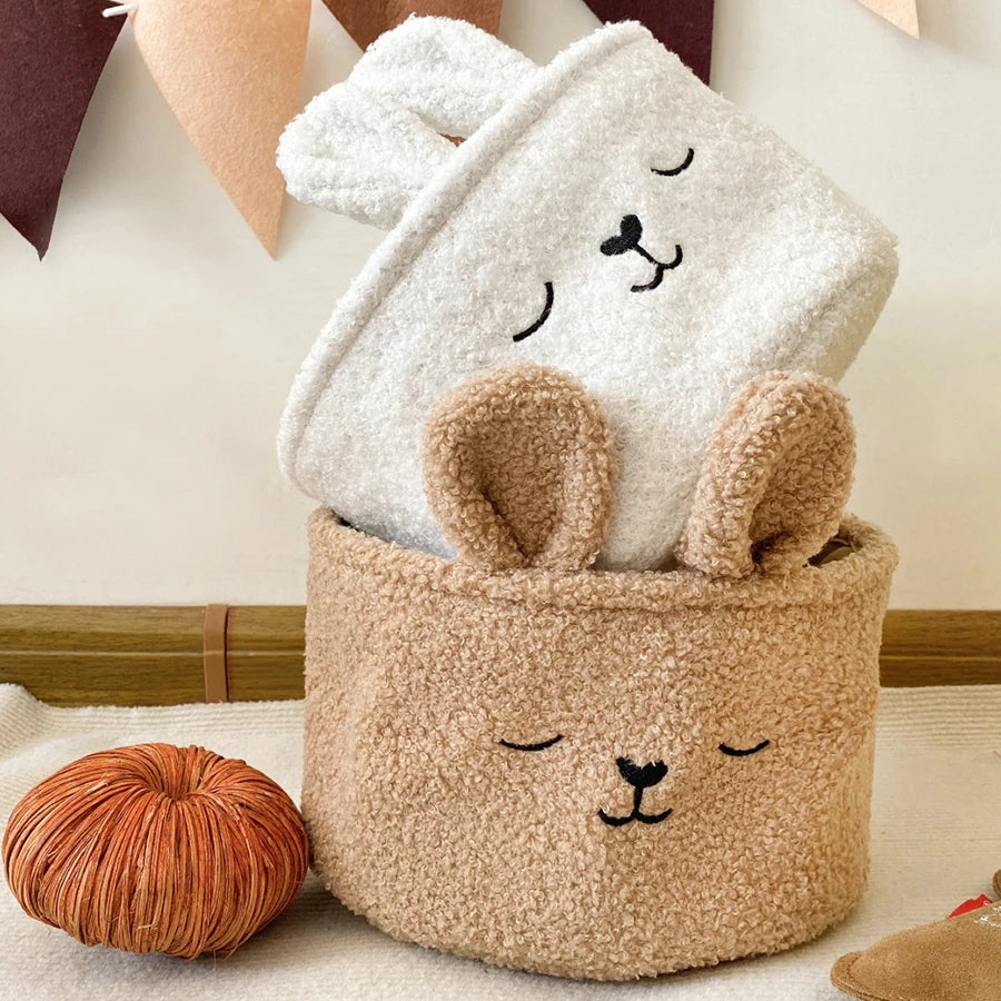 panier décoratif pelucheux doux mignon beige blanc rangement oreilles visage brodé intérieur enfantin