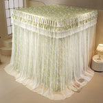 Un voilage de lit en dentelle blanche et verte orné de motifs floraux, créant une atmosphère douce et romantique dans la chambre.