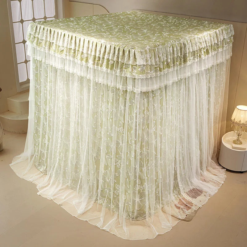 Un voilage de lit en dentelle blanche et verte orné de motifs floraux, créant une atmosphère douce et romantique dans la chambre.