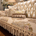 Lit de luxe avec une parure de lit brodée de motifs floraux élégants, des coussins décoratifs et une tête de lit capitonnée rehaussée de cristaux scintillants, créant une atmosphère de raffinement et de confort dans cette chambre.