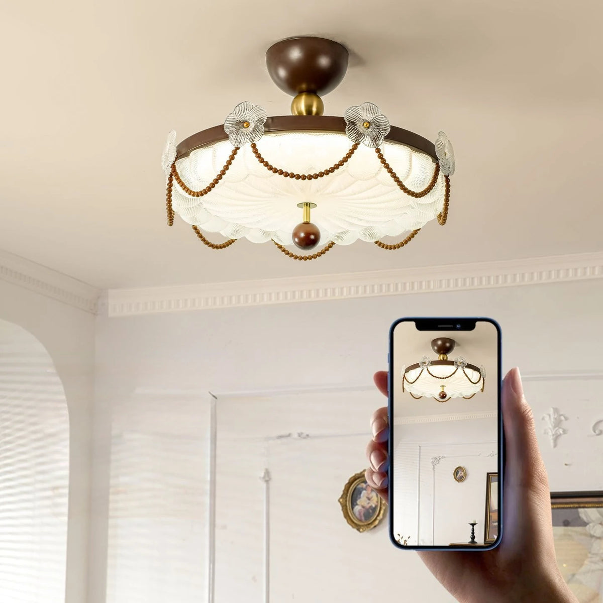 lampe classique marron blanc chaînes dorées texture tissu éclairage romantique chambre enfant