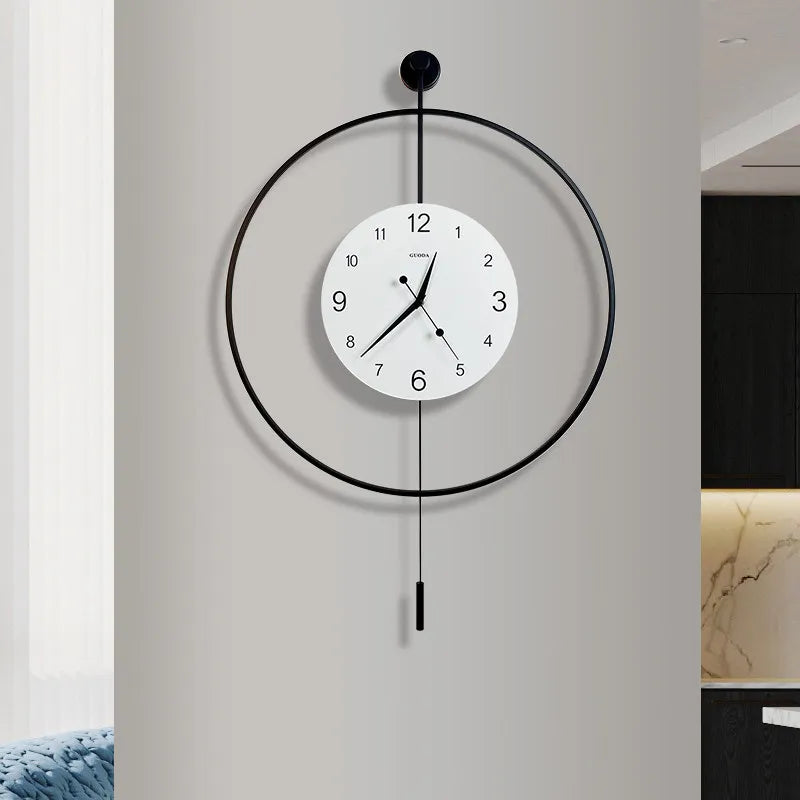 horloge murale moderne aiguille scénique noir blanc minimaliste statue enfantine points jaunes verticale