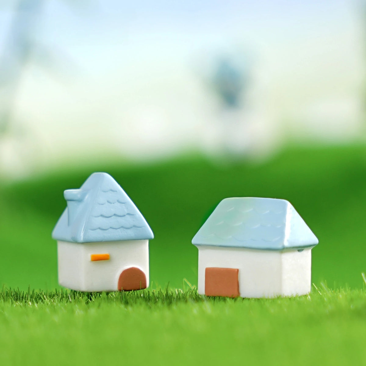 décoration miniatures maison blanc brun bleu vert orange toits vagues minimaliste cartoon like