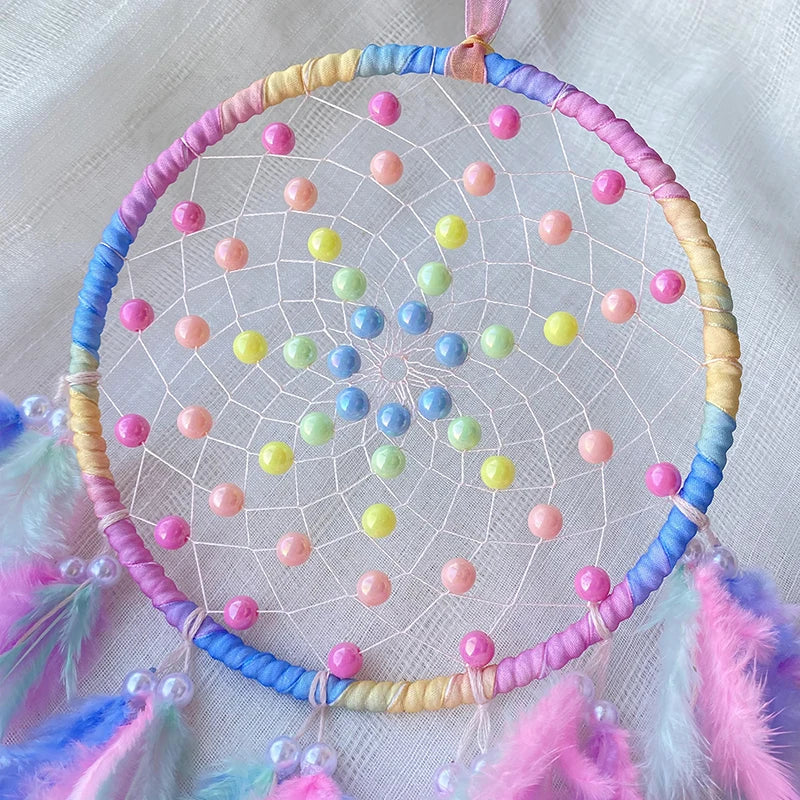 Un magnifique attrapeur de rêves coloré avec un motif de perles multicolores disposées dans un réseau délicat.