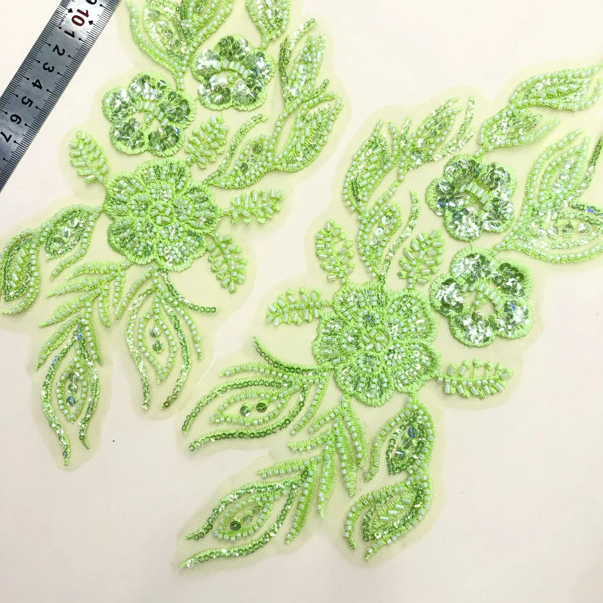 appliques textiles brodées fleurs sequins bleu clair vert rose blanc décoratives vêtements occasion party