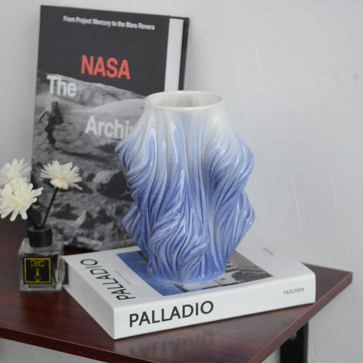 vase céramique texturé vert bleu blanc moderne rayures ondulées decoration interieur fleurs accessoires