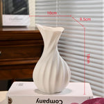 vase porcelaine blanc noir moderne sculptural abstrait plis irréguliers strié fleurs