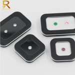 boîtes bijoux noir velours moderne diamants blanc rose vert fentes rectangulaires exposé
