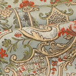 Un tissu richement orné de motifs floraux et de motifs géométriques ornementaux évoquant une atmosphère luxueuse et élégante.