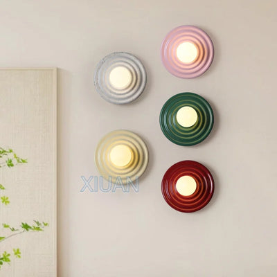Applique murale LED colorée vintage en résine rouge dans un salon