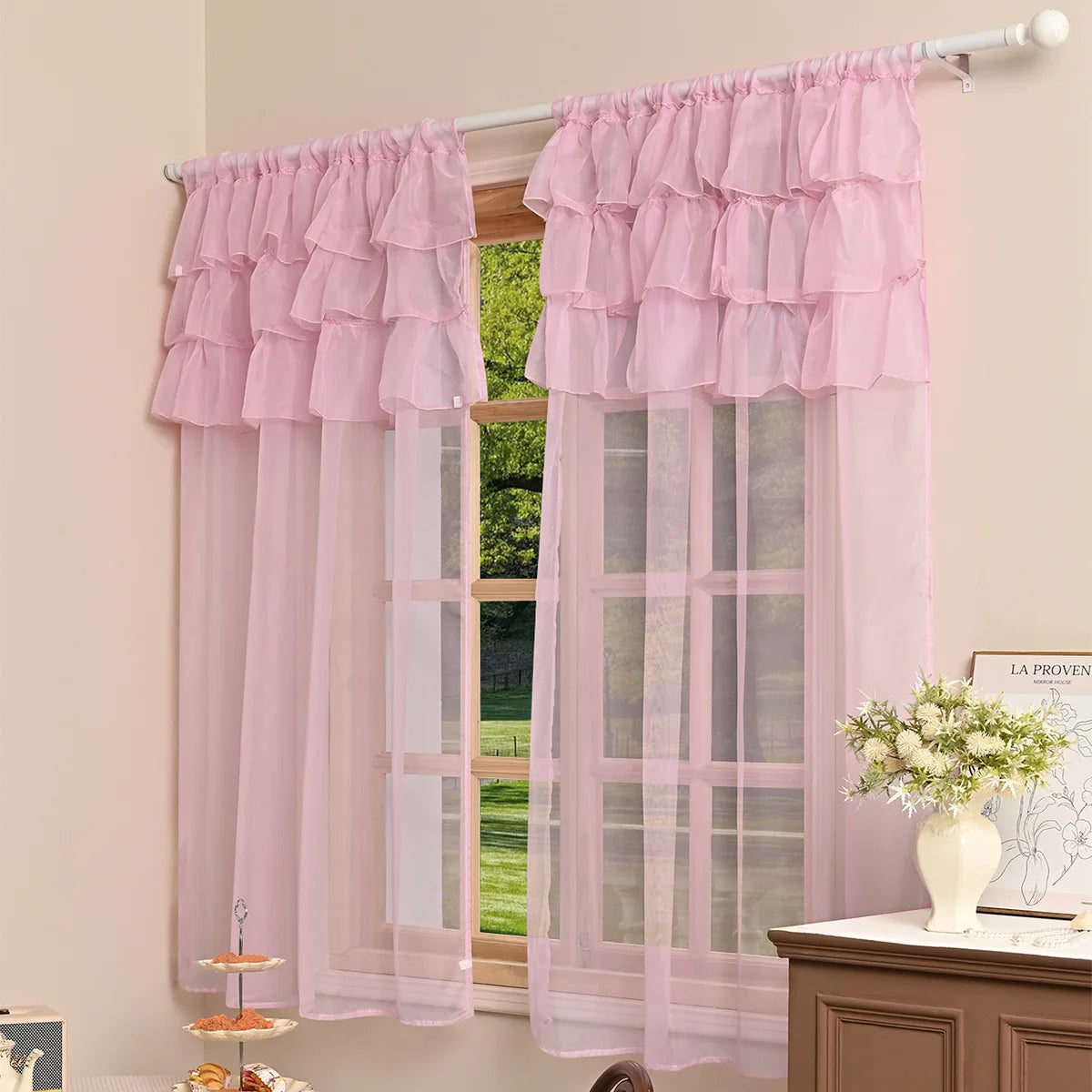 rideaux rose clair blanc volants translucides classique decoratif anneaux suspension salon chambre