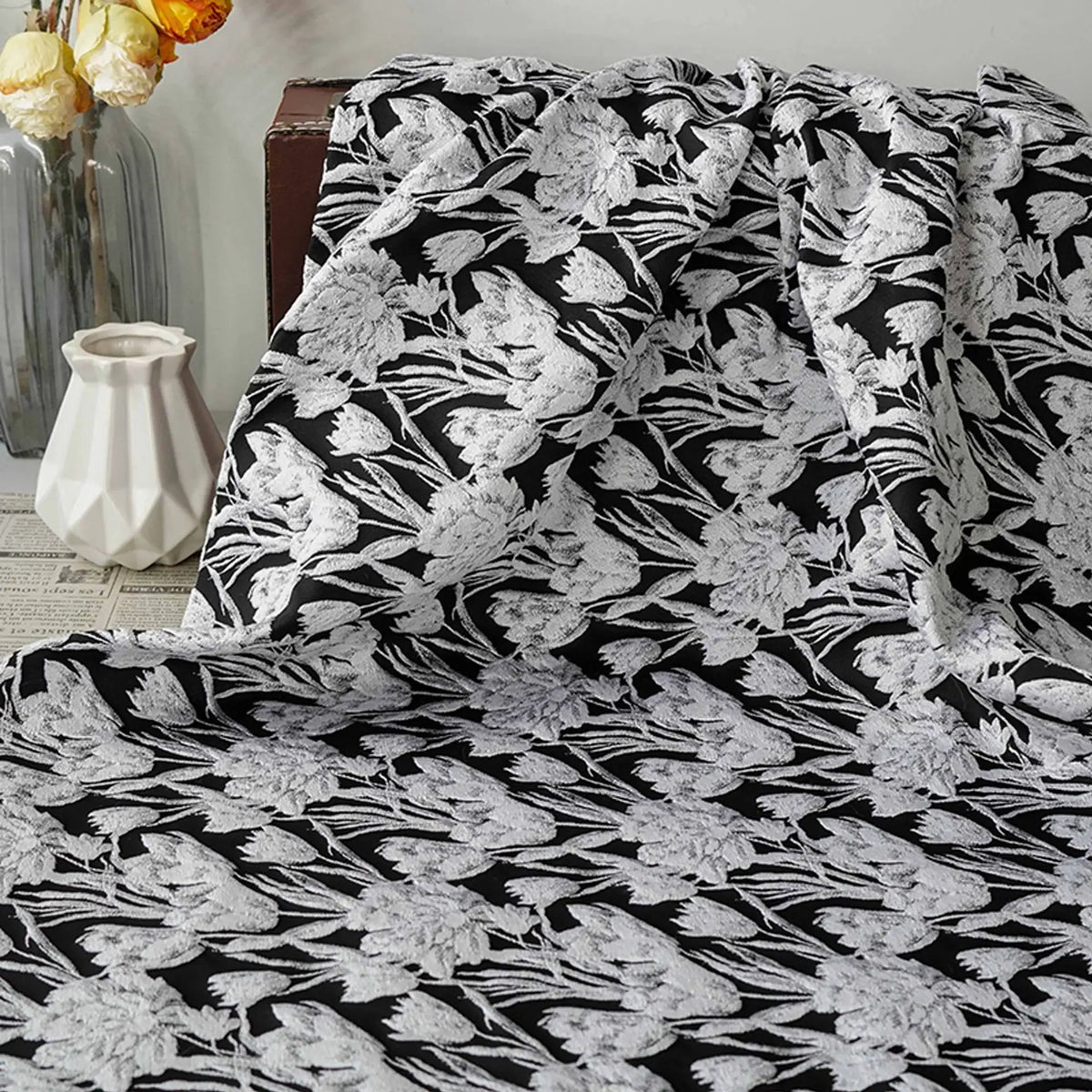 tissu polyester jacquard fleurs noires blanches classique velouté résistant opaco 140cm coudre