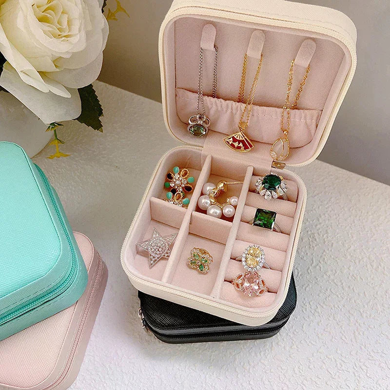 boîte bijoux velours beige rose noir moderne fermeture glissière rangement colliers boucles oreilles exposé