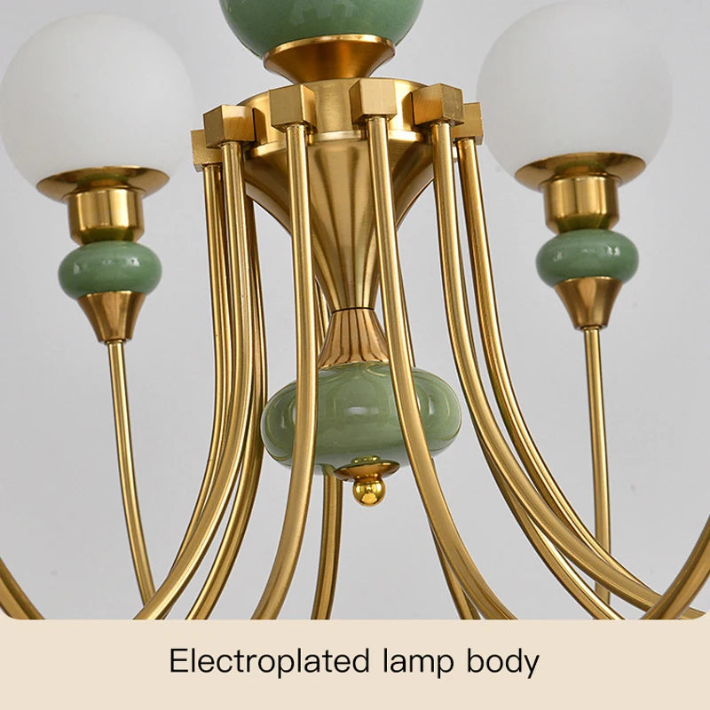 Chandelier classique vert doré globes blancs élégant chambre salon