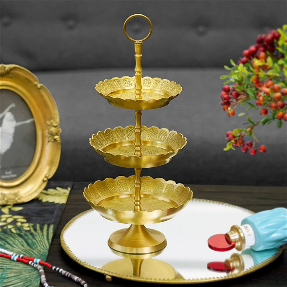 Présentoir en métal doré à trois étages pour exposer les desserts ou les collations.