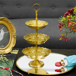 Présentoir en métal doré à trois étages pour exposer les desserts ou les collations.