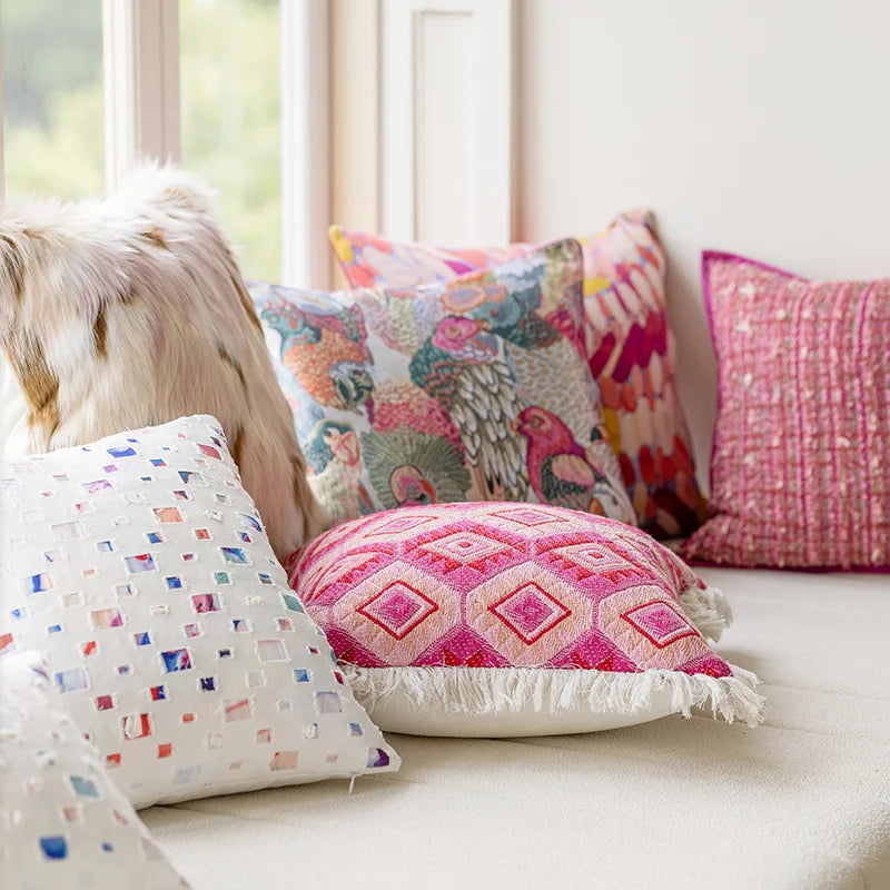 coussins decoratifs multicolores geometrie florals sofa decoration moderne vintage pink white red rose brown