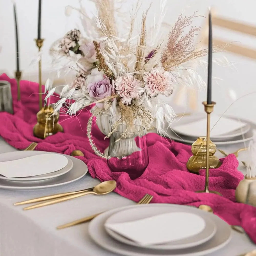 chemin table moderne rose vif texture ondulée élégant assiettes blanches couverts dorés bougies noires