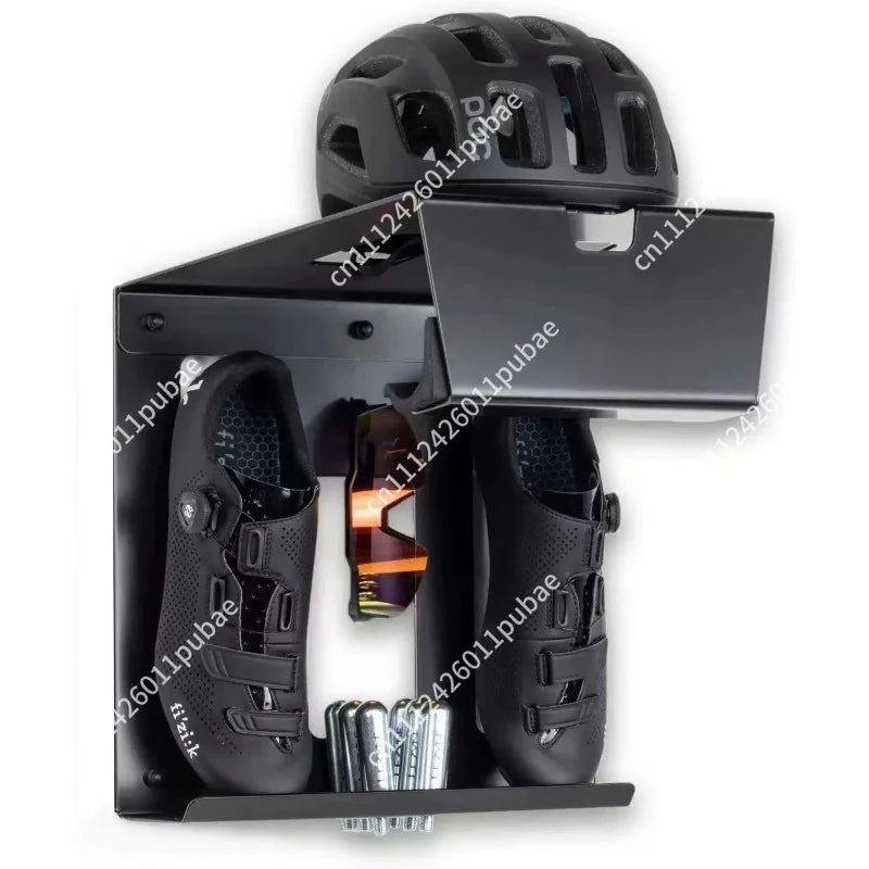 support mural moderne casque vélo noir gris marron bouteille d'eau chaussures vélo