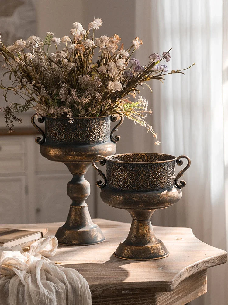 vase doré fleurs séchées motifs floraux vintage ornements géométriques aspect patinéintérieur champêtre élégant