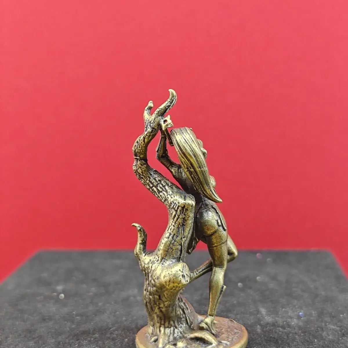 statue miniature femme combat reptile bronze doré détails sculptés base circulaire collection fantaisie ornement