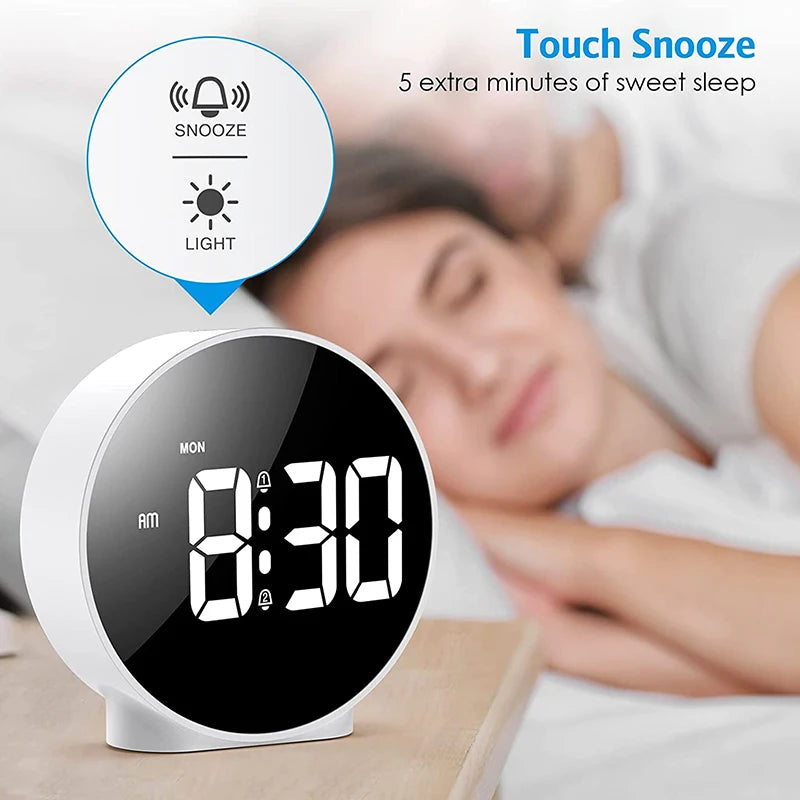 horloge numérique led blanc noir moderne alarme double réglage luminosité fonction snooze AM/PM