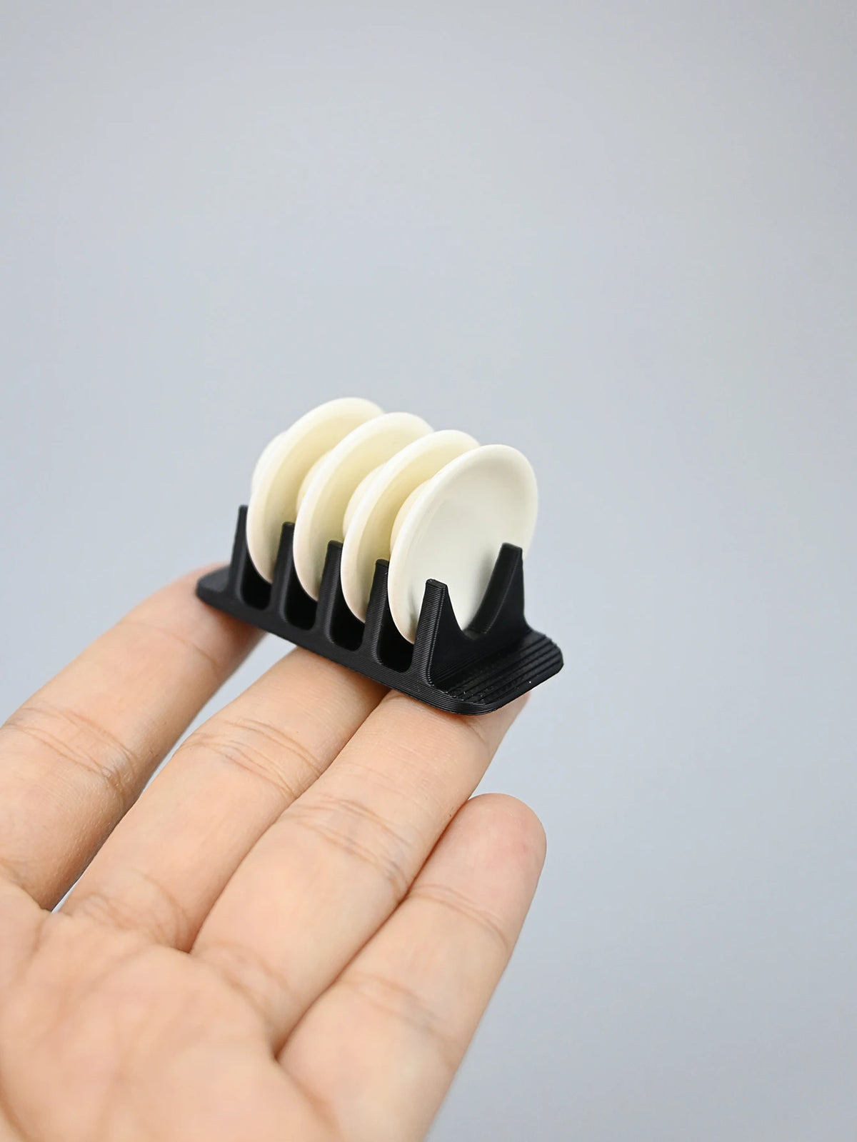porte assiettes miniature noir blanc cuisine décoration diorama scène maison poupée accessoire photo réaliste