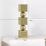 colonne decorative moderne argentee brillante grande dimension salle minimaliste deco intérieure