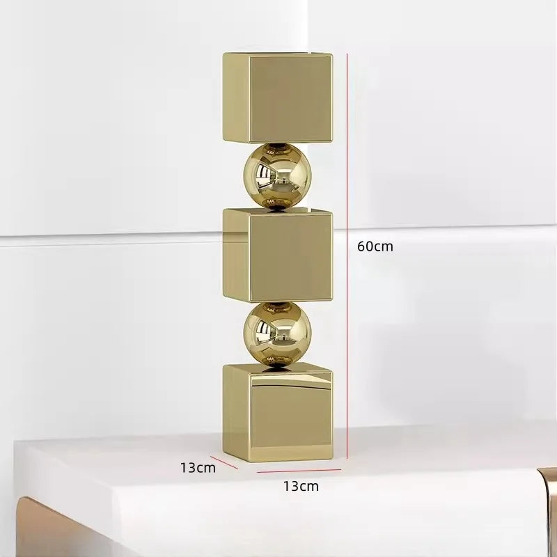 colonne decorative moderne argentee brillante grande dimension salle minimaliste deco intérieure