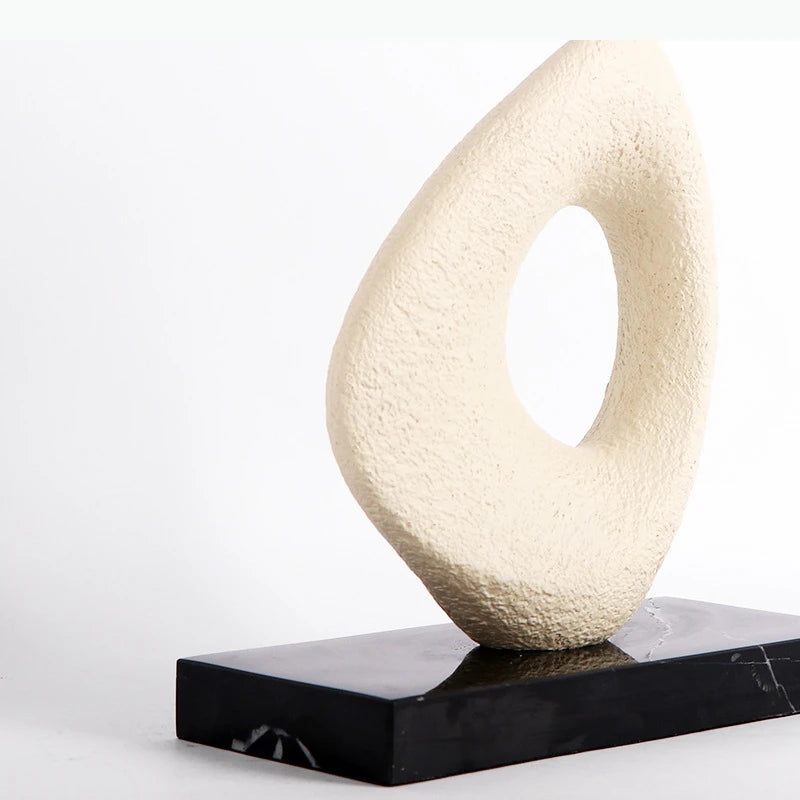 sculpture moderne blanc crème texture granuleuse décoration intérieure résine imitation pierre base marbrée