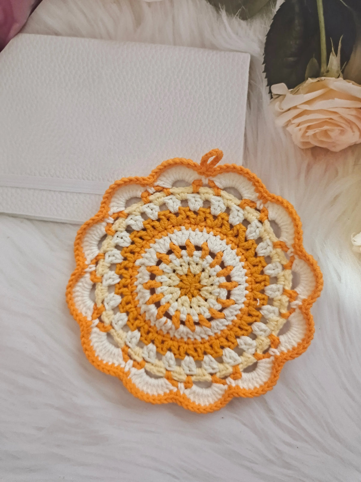 serviettes table crochet motif circulaire couleurs vives main d'oeuvre artisanale pastoral annuel arrière rouleau