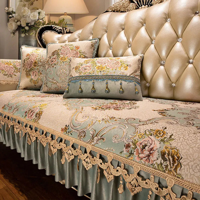 Lit douillet et élégant avec un édredon en velours beige orné de motifs floraux et de détails en dentelle dorée, créant une atmosphère chaleureuse et luxueuse dans cette chambre.