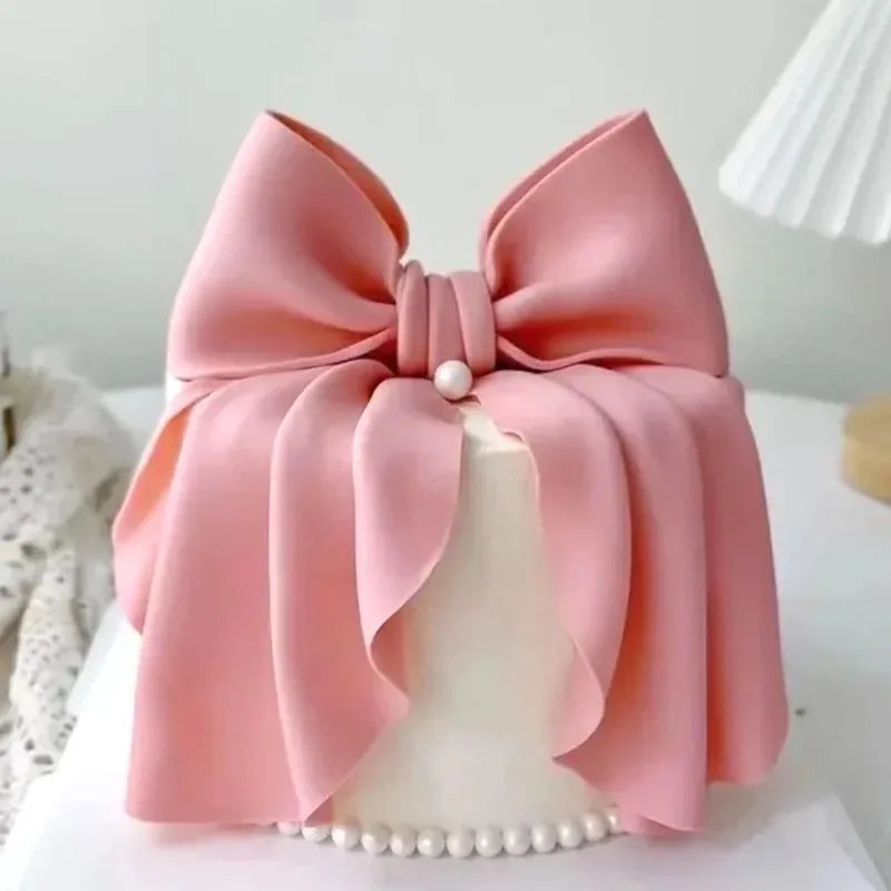 gâteau factice décoration mariage anniversaire noël valentin blanc rose rubans festive moderne