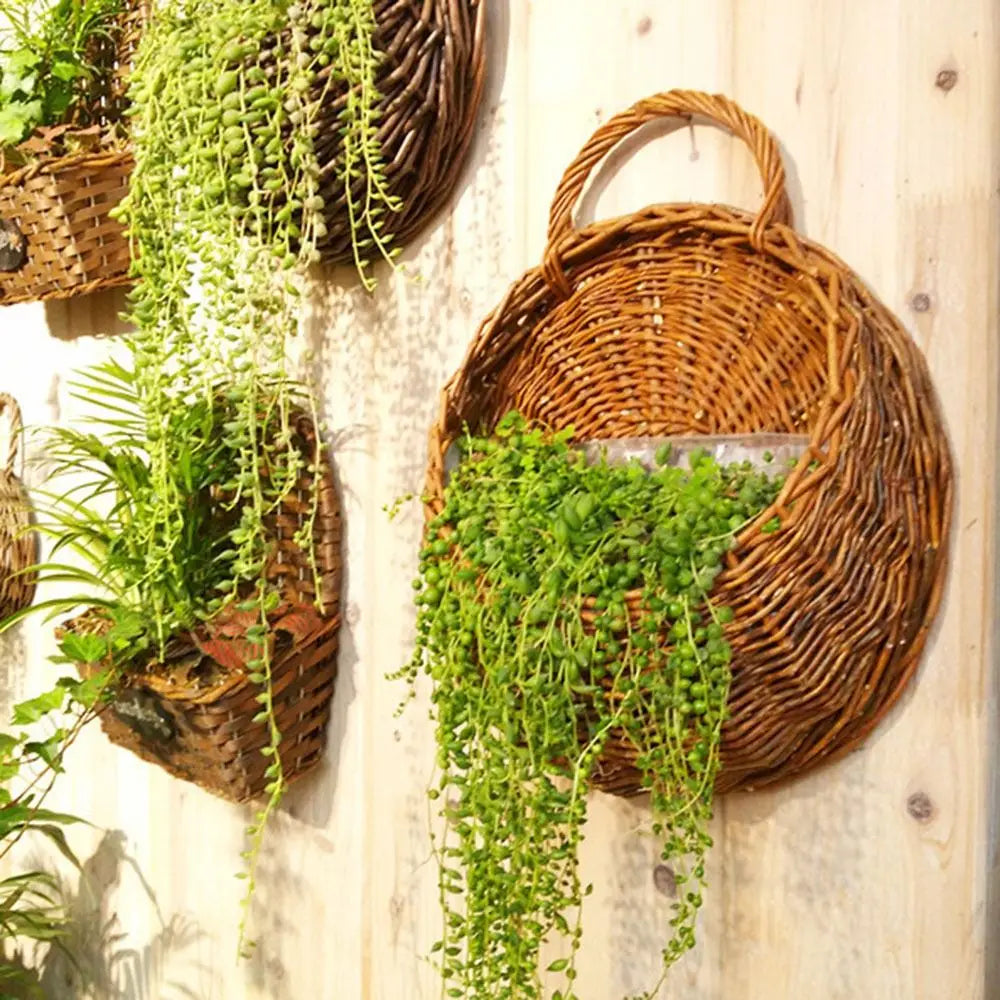 panier osier tressé marron clair traditionnel plantes fleurs balcon maison