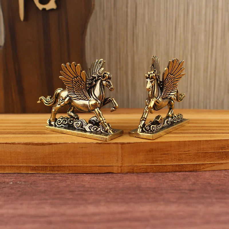statuette cheval ailé bronze doré relief mythologique base ornée motifs ondulés decoratif aspect vieilli